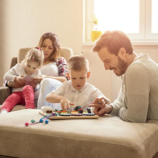 Familie spiller brætspil