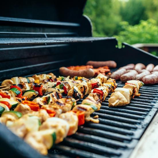 Billede af en grill med mad. Foto: Unsplash, Evan Wise