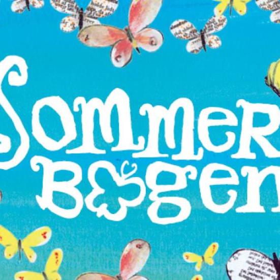 Sommerbogens logo på turkis baggrund, med en masse sommerfugle af papir rundt om.