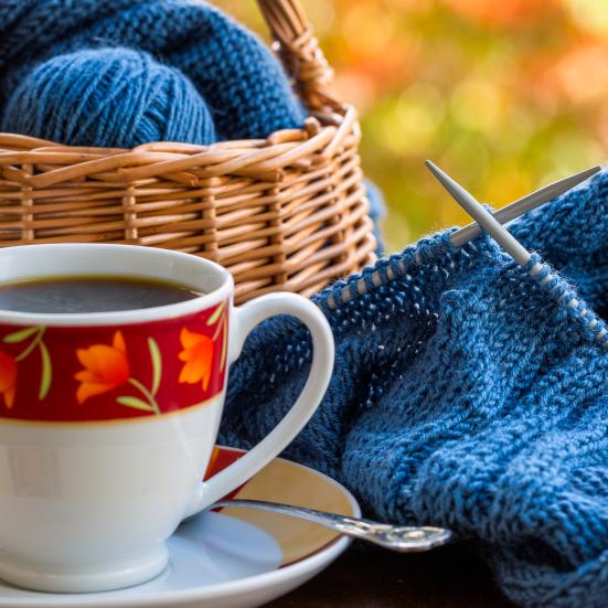 Strikketøj og en kop kaffe