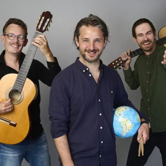 3 smilende mænd med to spanske guitarer og en jordklode.