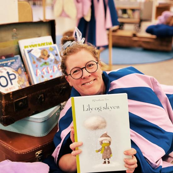 Børnekulturformidler holder anbefalet billedbog