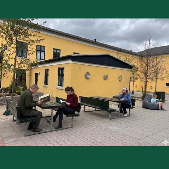 AI-manipuleret foto af folk der læser i Kulturgården (Gemini)