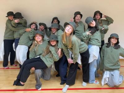 En gruppe store børn med grønne sweatshirts ser seje ud. 