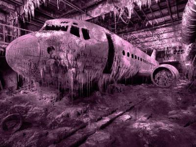 Billedkunst af Michael René Kristiansson, der forestiller et fly i forfald. Billedet er tonet lilla.