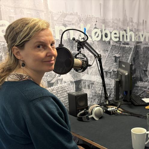 Forfatteren Astrid Nonbo Andersen i lydstudiet hos Bag om København.
